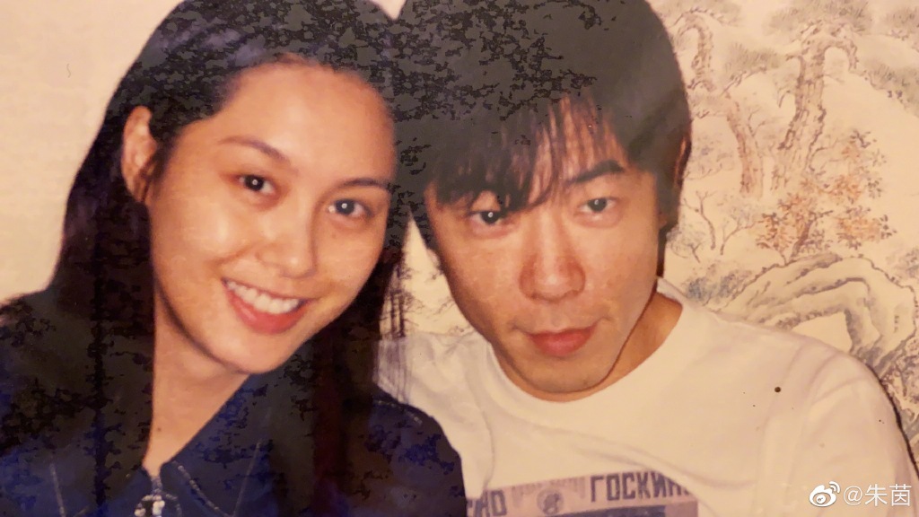 3月31日是黃貫中58歲生日，朱茵曬出多年前的合照祝福老公。