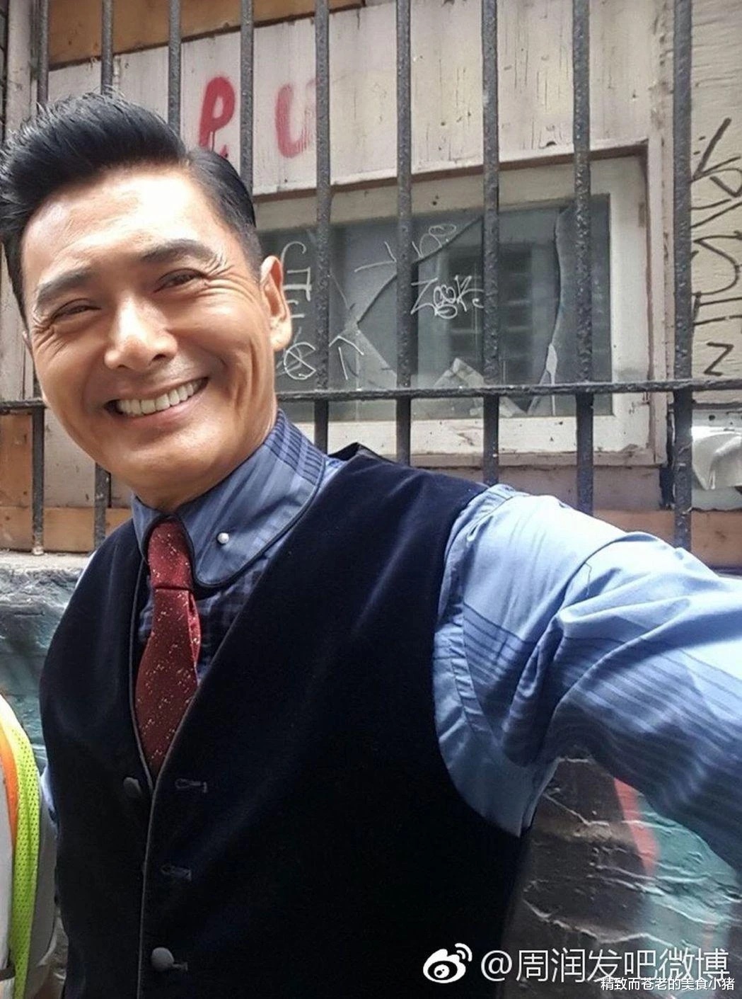 發哥跑經試場主動向考生揮手打氣感窩心