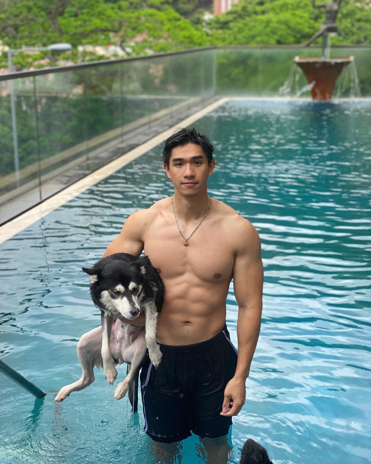 做完gym又可以到泳池游水,難怪胡智同可以保持健碩身形。