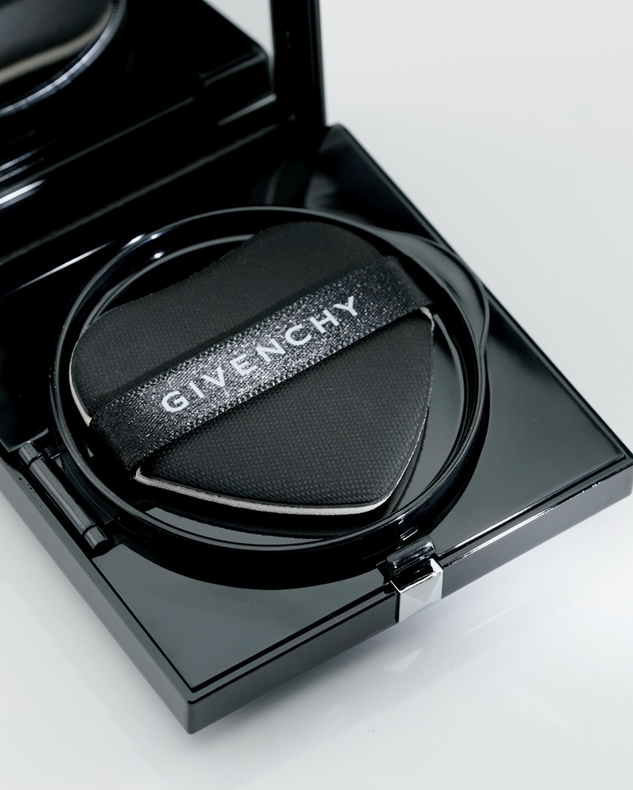 心型設計的粉撲,方便我們在鼻翼、眼周等微細位置上妝。