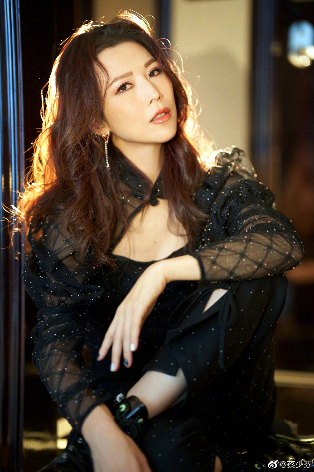 蔡少芬認為現實生活需要努力工作賺錢，然後生活，愛情則等那個人出現了再投入。