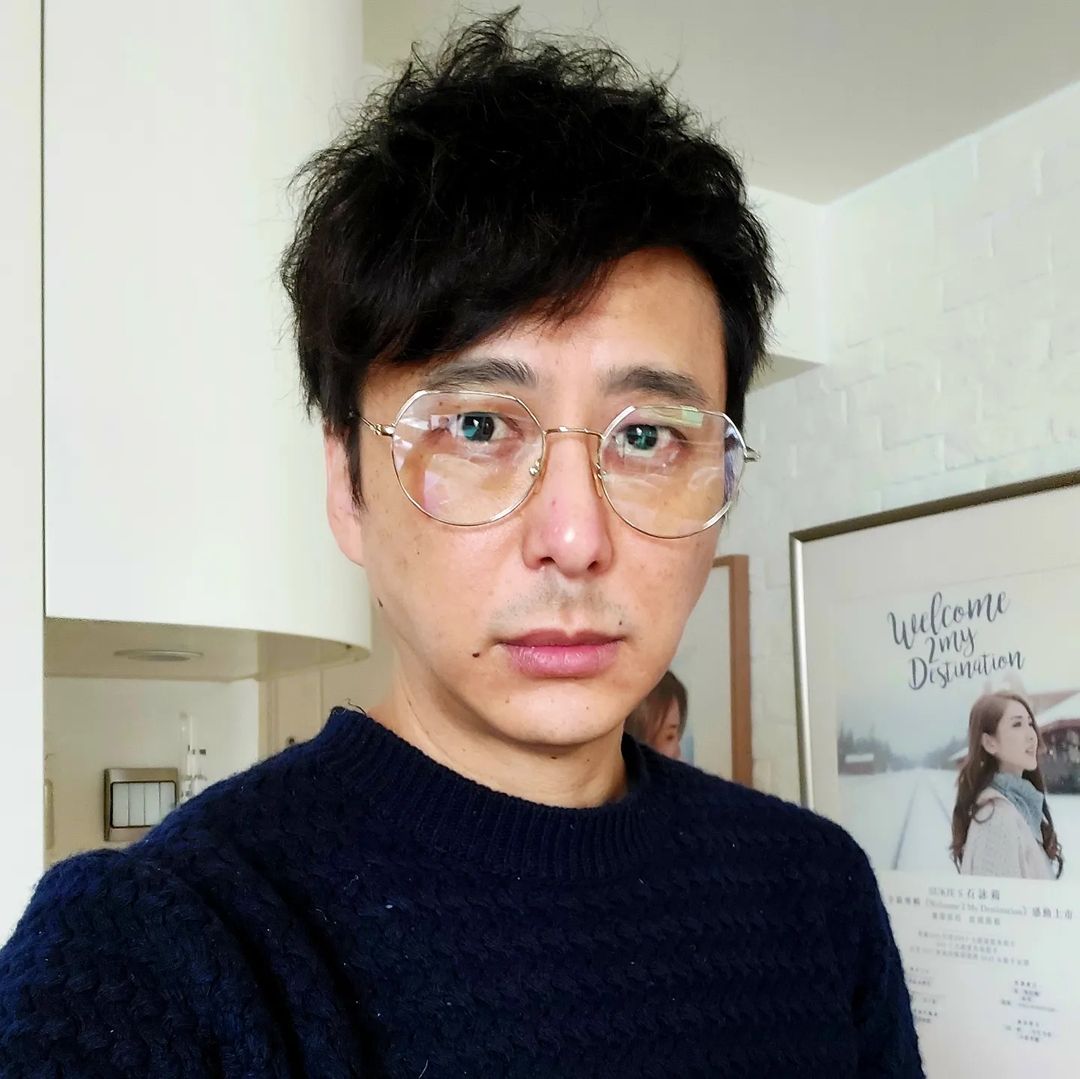 日前鄧健泓接受陳敏之網上節目《chi chat》訪問，自爆當年背住李施嬅向現任太太石詠莉調情