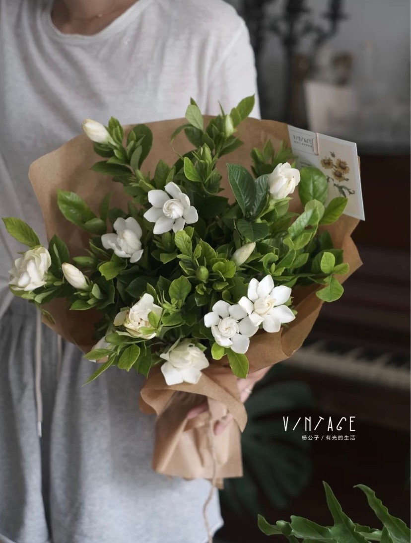 梔子花代表著驚喜、堅強、永恆的愛和永遠守候