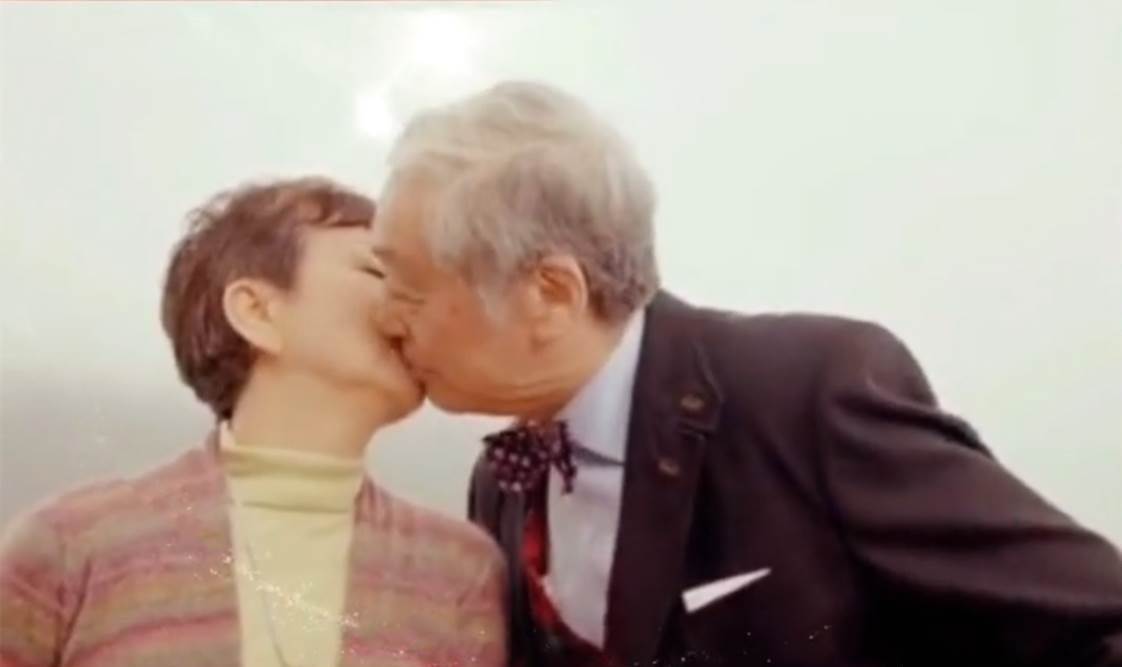 當時86歲的曾江一頭亮眼的銀絲更忍不住錫愛妻焦姣,77歲的焦姣亦是主動「回應」。