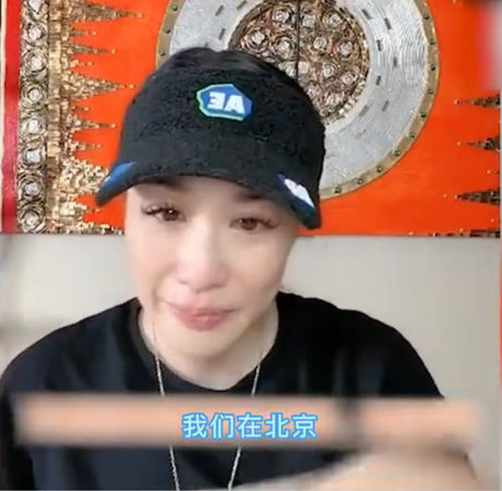 鍾麗緹本來在直播上與粉絲互動,突然因看到當中的負面批評而突然在鏡頭前忍不住落淚