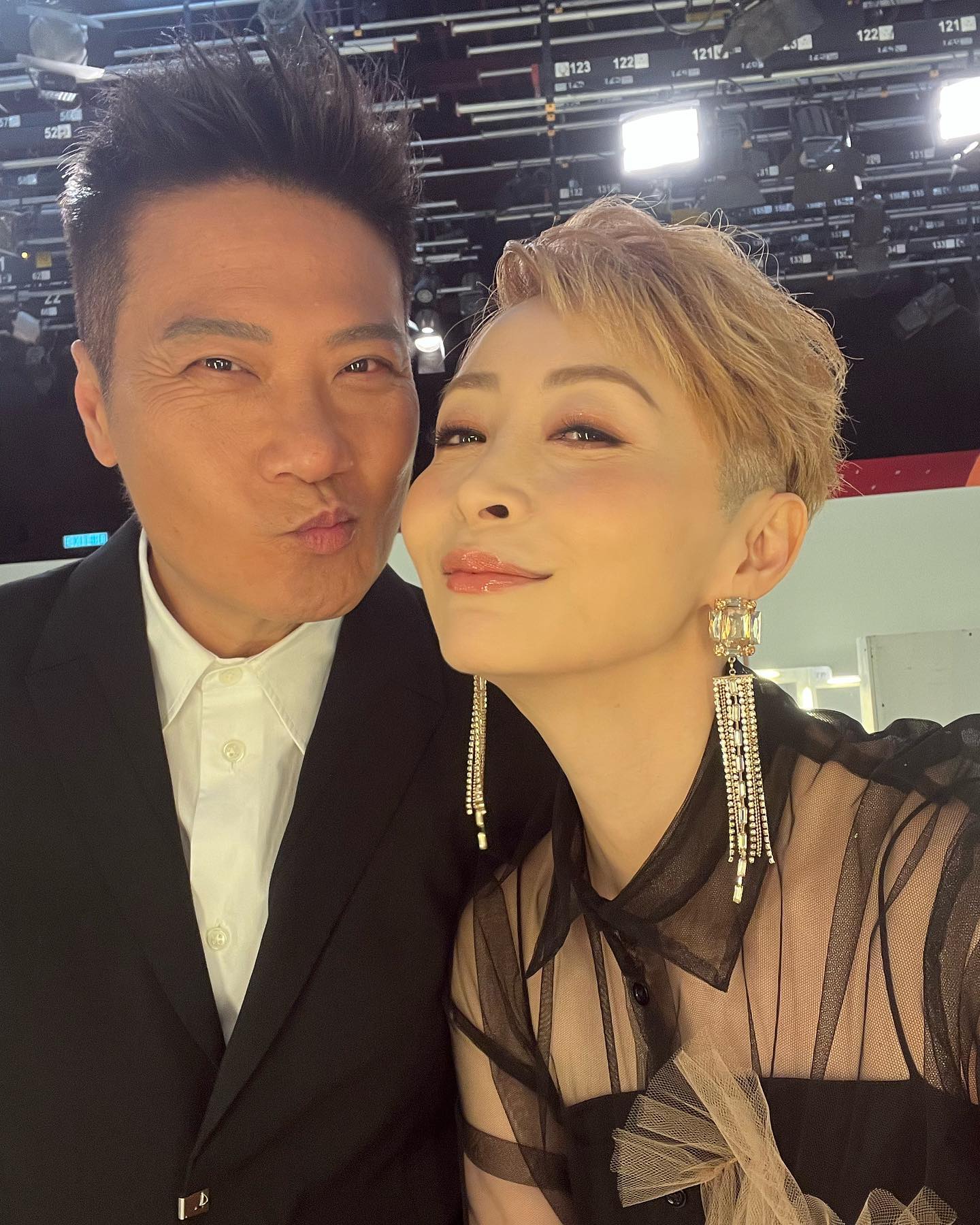 湯盈盈自爆手上的超長疤痕是因當年為男友「擋武器」所致,結果令到老公錢嘉樂醋意大發。