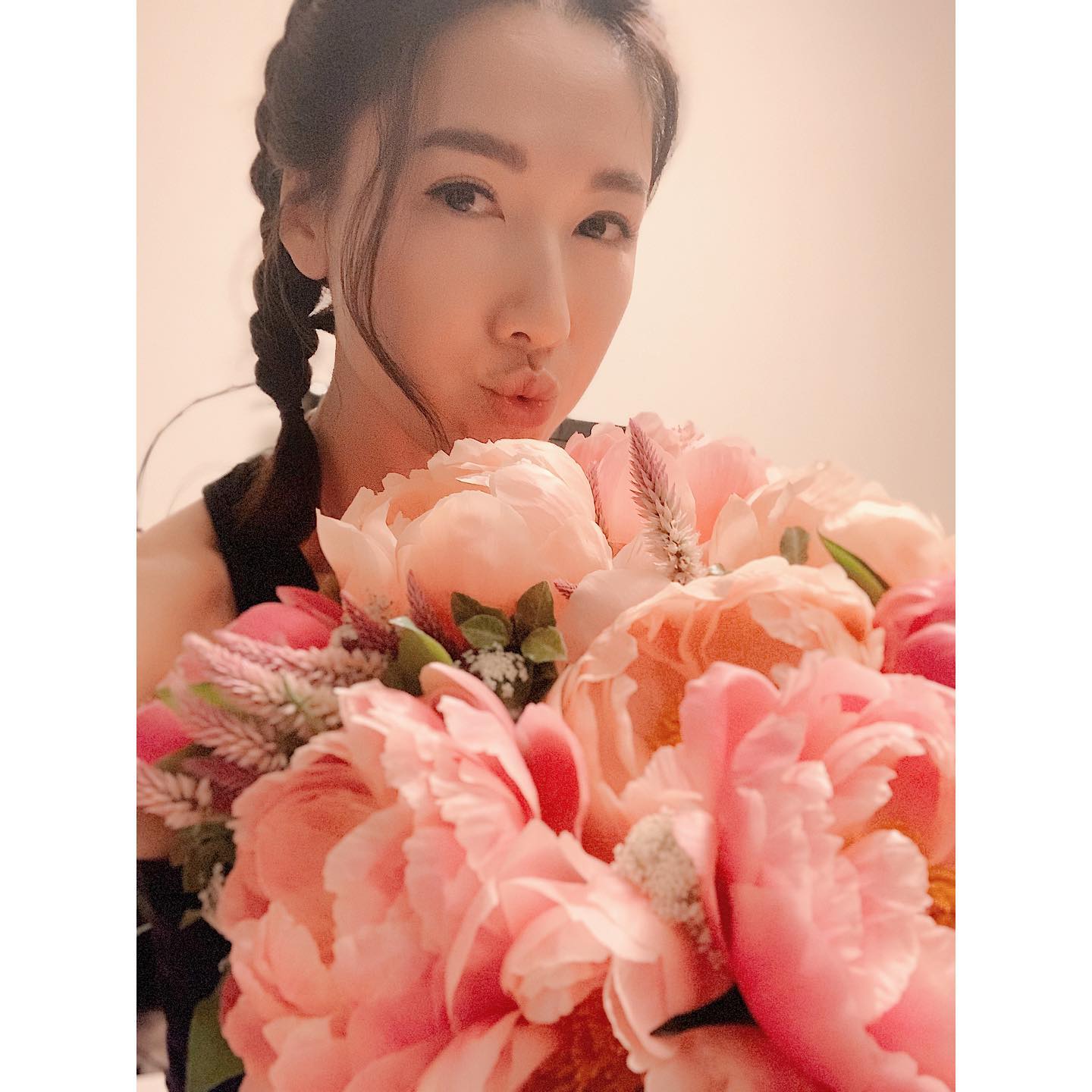 李施嬅在2021年宣布與拍拖4年的圈外男友結婚。