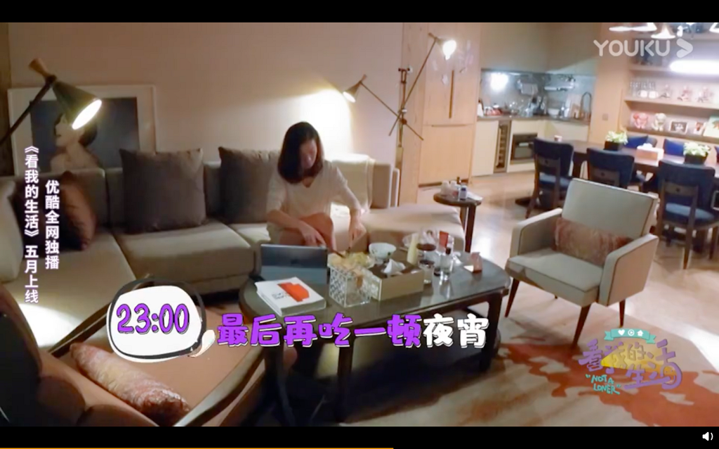佘詩曼家中的客廳可放置巨大L型梳化。