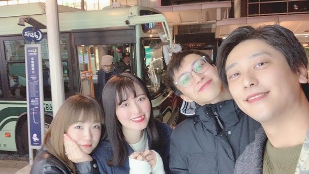 吳業坤同濱口愛子膊頭貼膊頭。