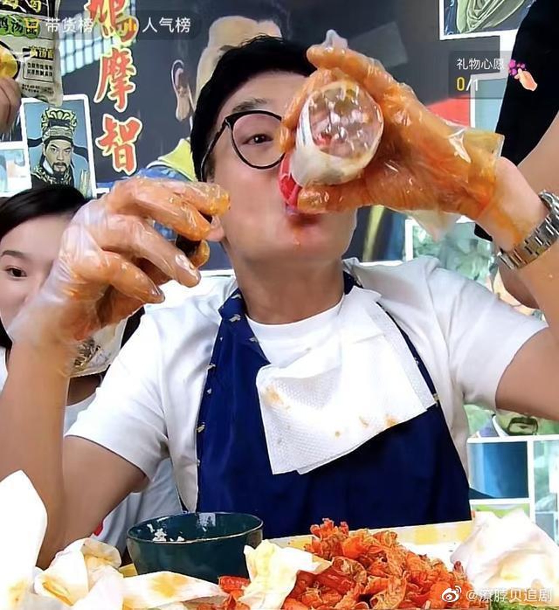 李國麟一邊「鯨吞」面前油膩兼超辣的小龍蝦,一邊要不停喝水
