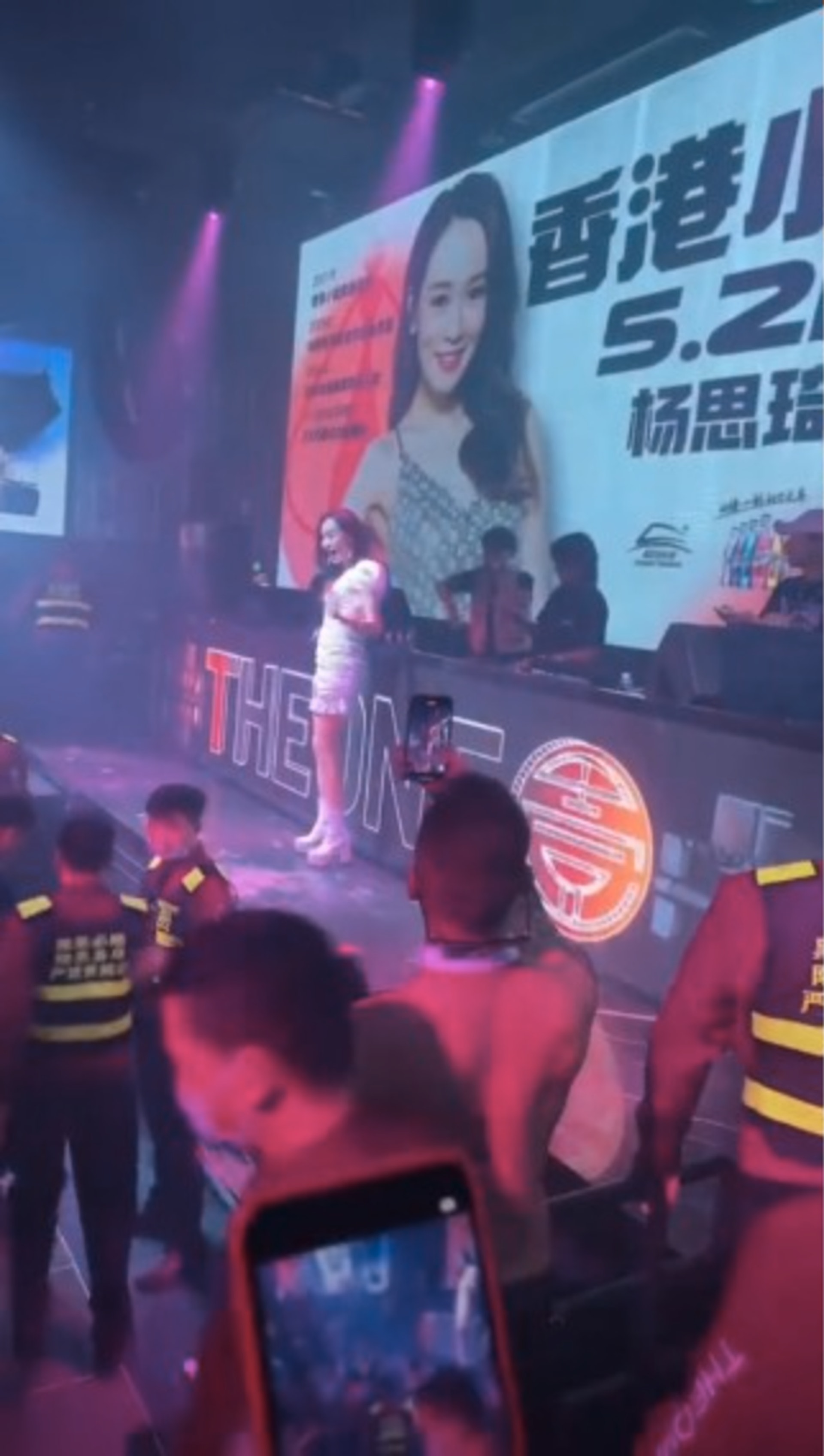 男粉絲熱情如火打赤膊支持