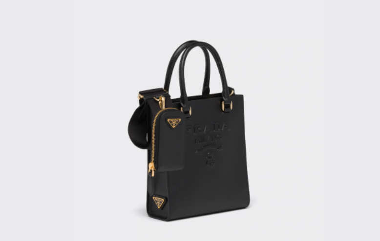 PRADA Saffiano皮革短錢包可以任意搭配肩揹帶使用。