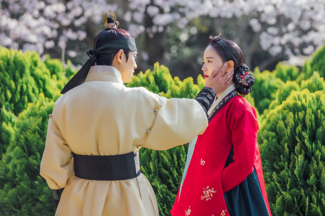 李準、姜漢娜在韓劇《紅丹心》中演出最痛苦虐戀。