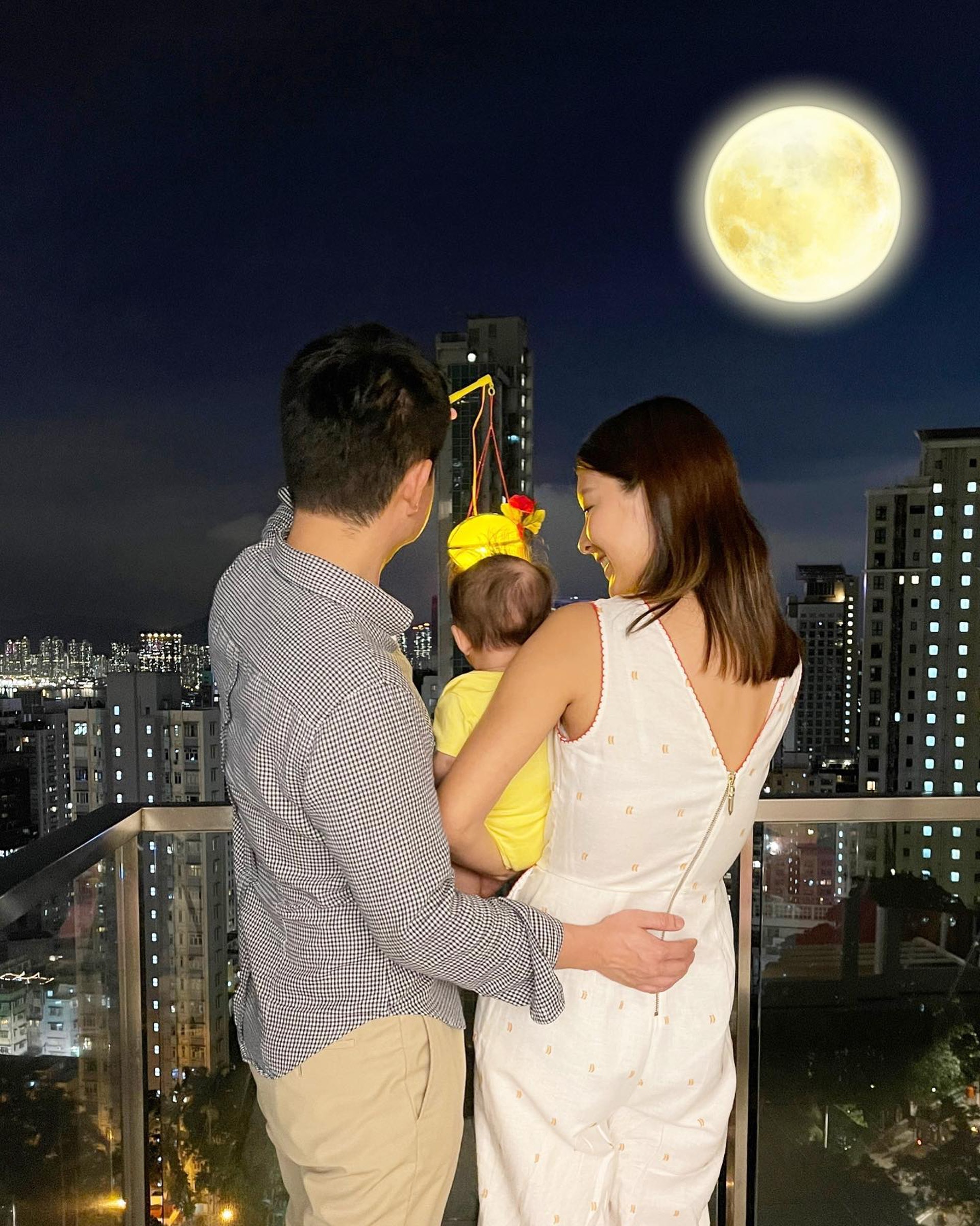 豪宅設有露台,可以賞月。