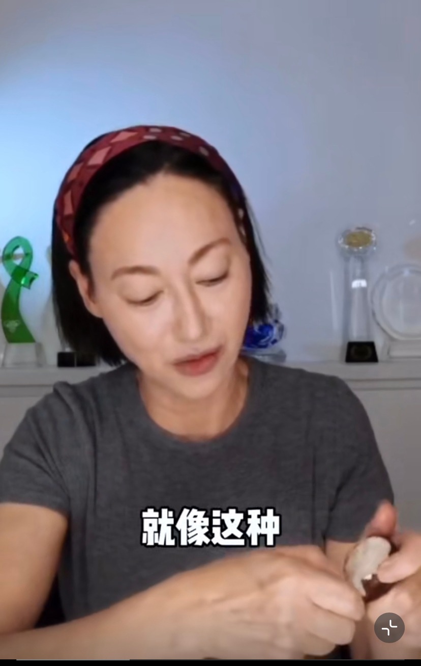用手刮掉外皮,不要用刀切,免得馬蹄氧化後功效大減。