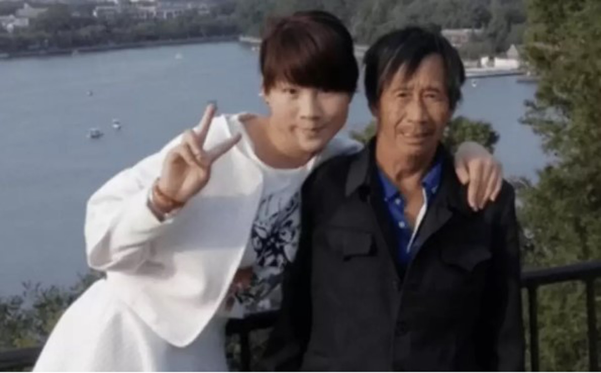 張白鴿與父親張雙奇合照