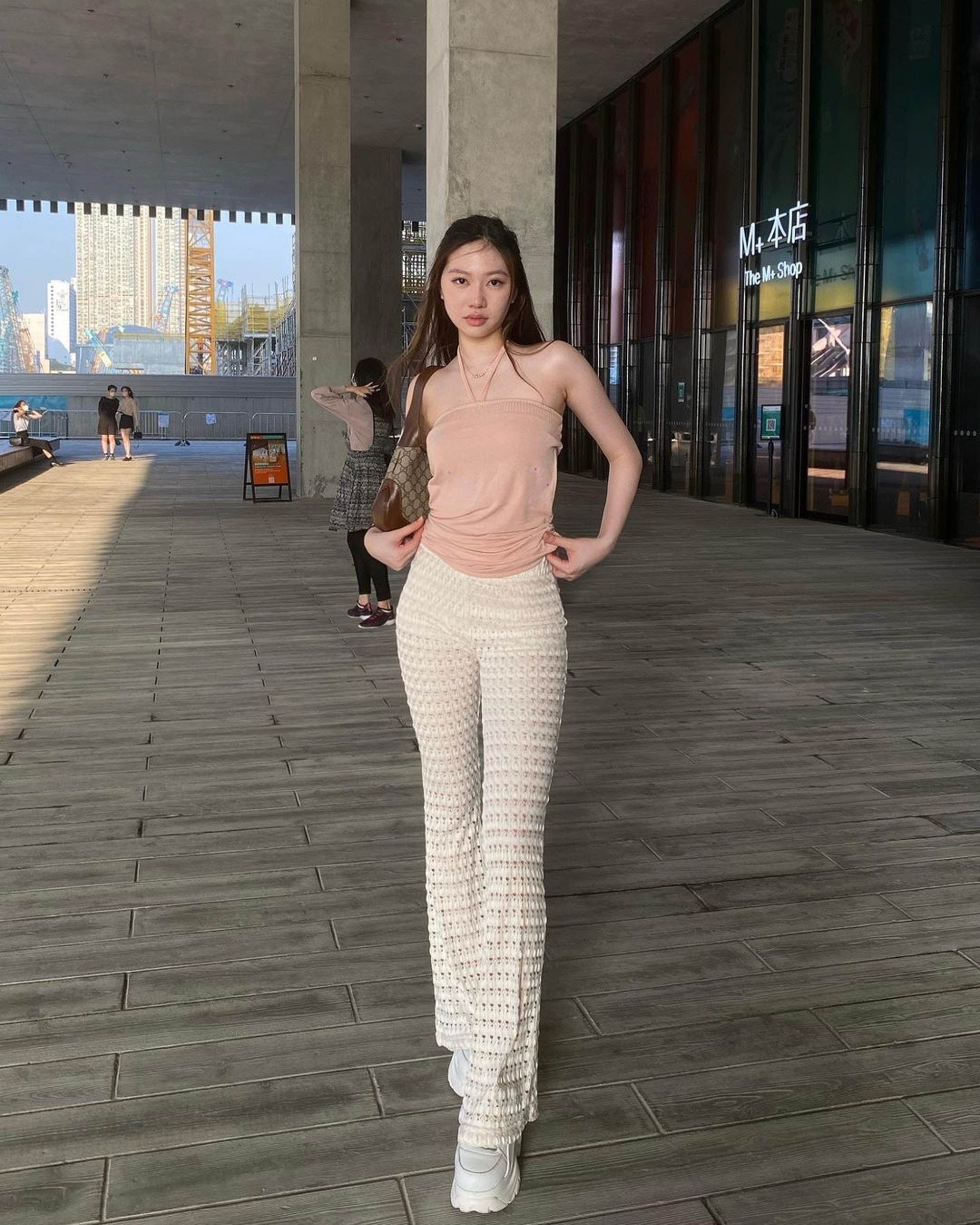 甄濟如完美展示身材的優點,擁有完美的「三七」比例,更有九頭身身高。