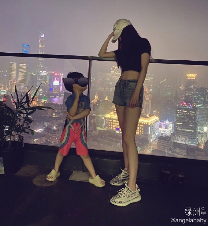 帶小海綿出遊全程低頭玩手機