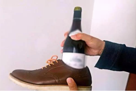 用酒樽或水樽晾鞋。