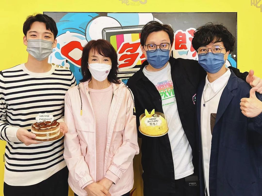余德丞(Dickson)分享與Do姐鄭裕玲等人的合照呢!