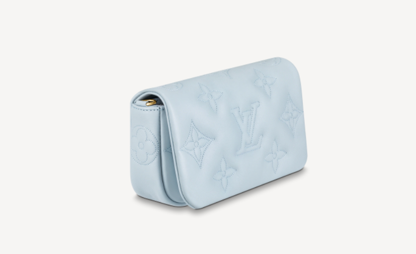 Wallet on Strap以柔軟的襯墊小牛皮製作,搭配經典的Monogram刺繡圖案。