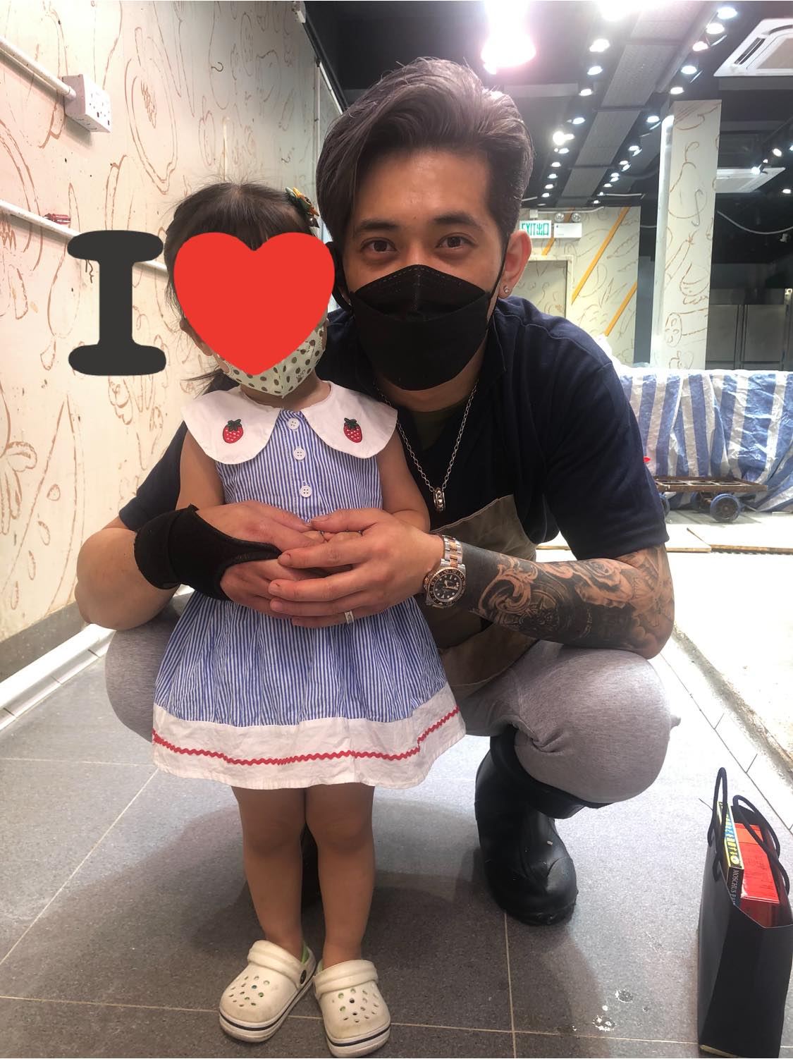 有港媽粉絲帶同女兒去探光顧和拍照,只見阿威蹲下來抱著小女孩合照。