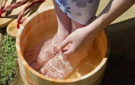 不適用的面膜亦可以用來浸腳,有助去除腳跟死皮,使腳跟回復光滑。