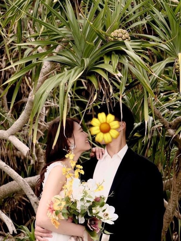 濱口愛子在社交平台亦貼有以花形圖案遮蓋男方樣貌的結婚相。