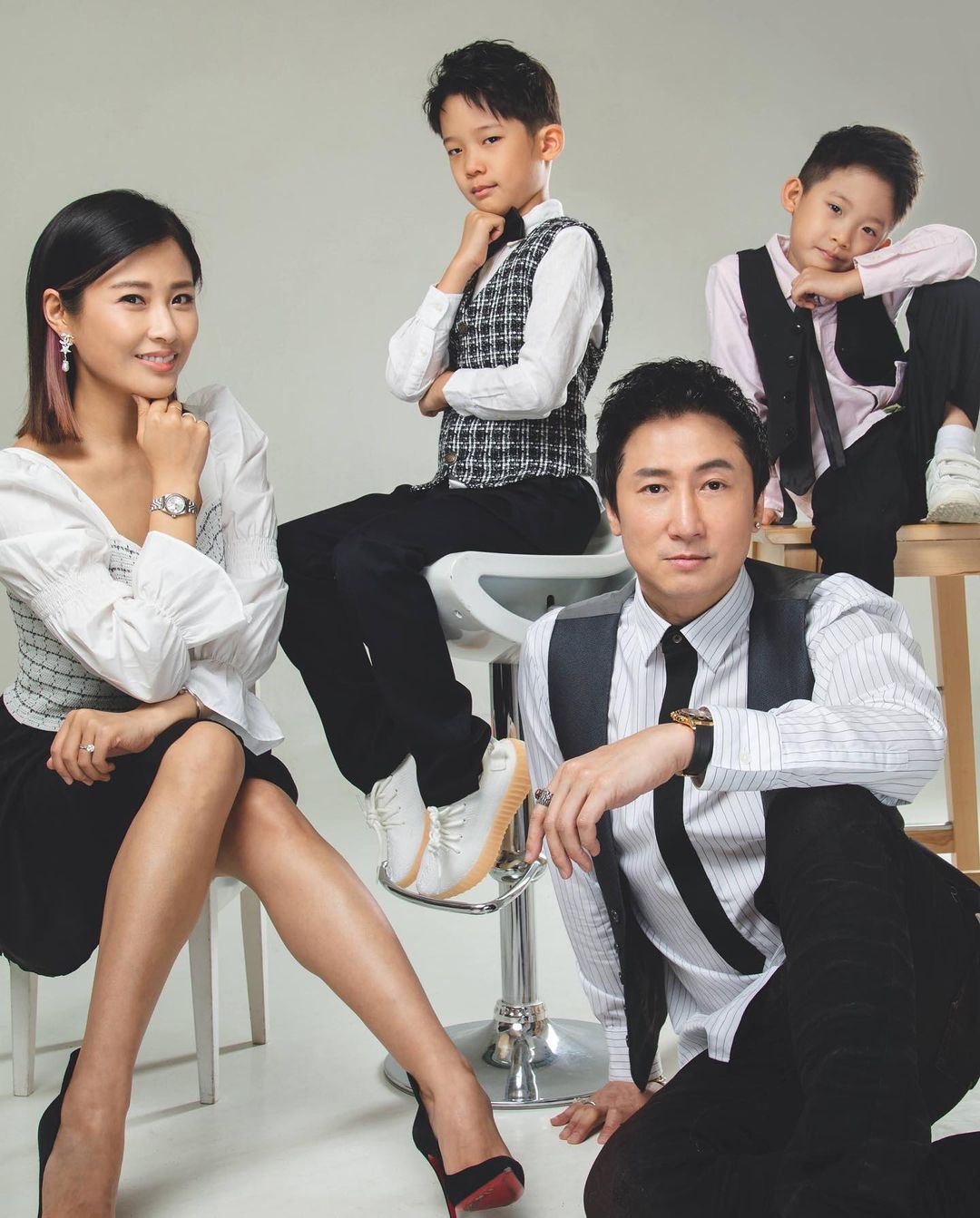 先後於2013年和2015年誕下兩個兒子洪大仁和洪竟琋