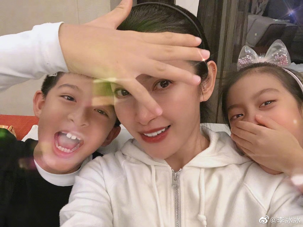 李冰冰非常疼愛胞妹的兩個孩子,甚至將他們視如己出。