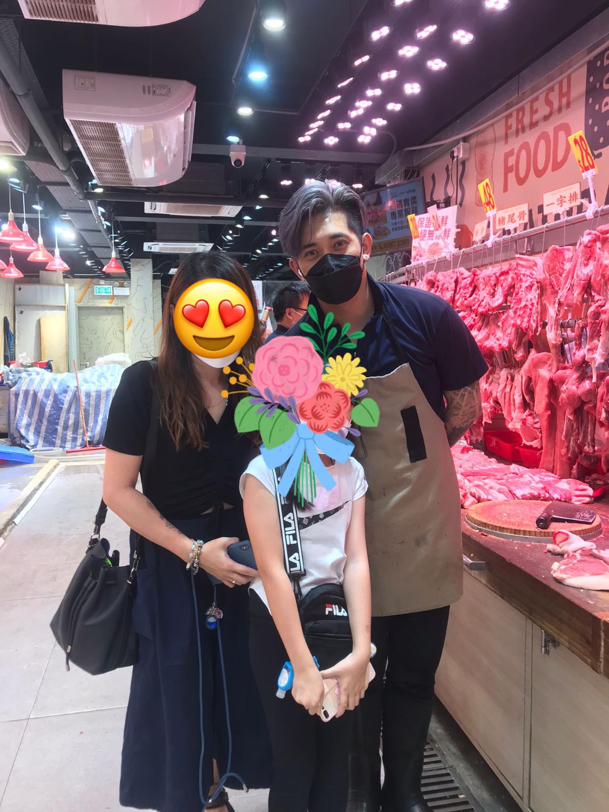 一家三口去買豬肉,老公更幫手影相。