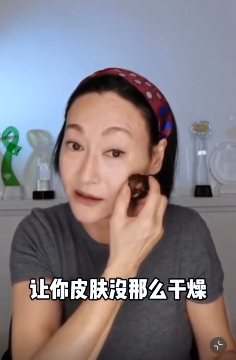 惠英紅用馬蹄敷臉以改善痘痘肌。
