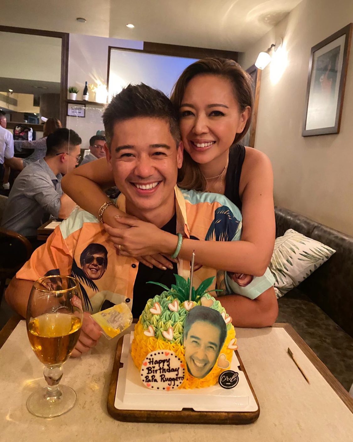 鍾麗淇回復單身後曾一度封閉自己,後來在蘭桂坊與現任丈夫邂逅。