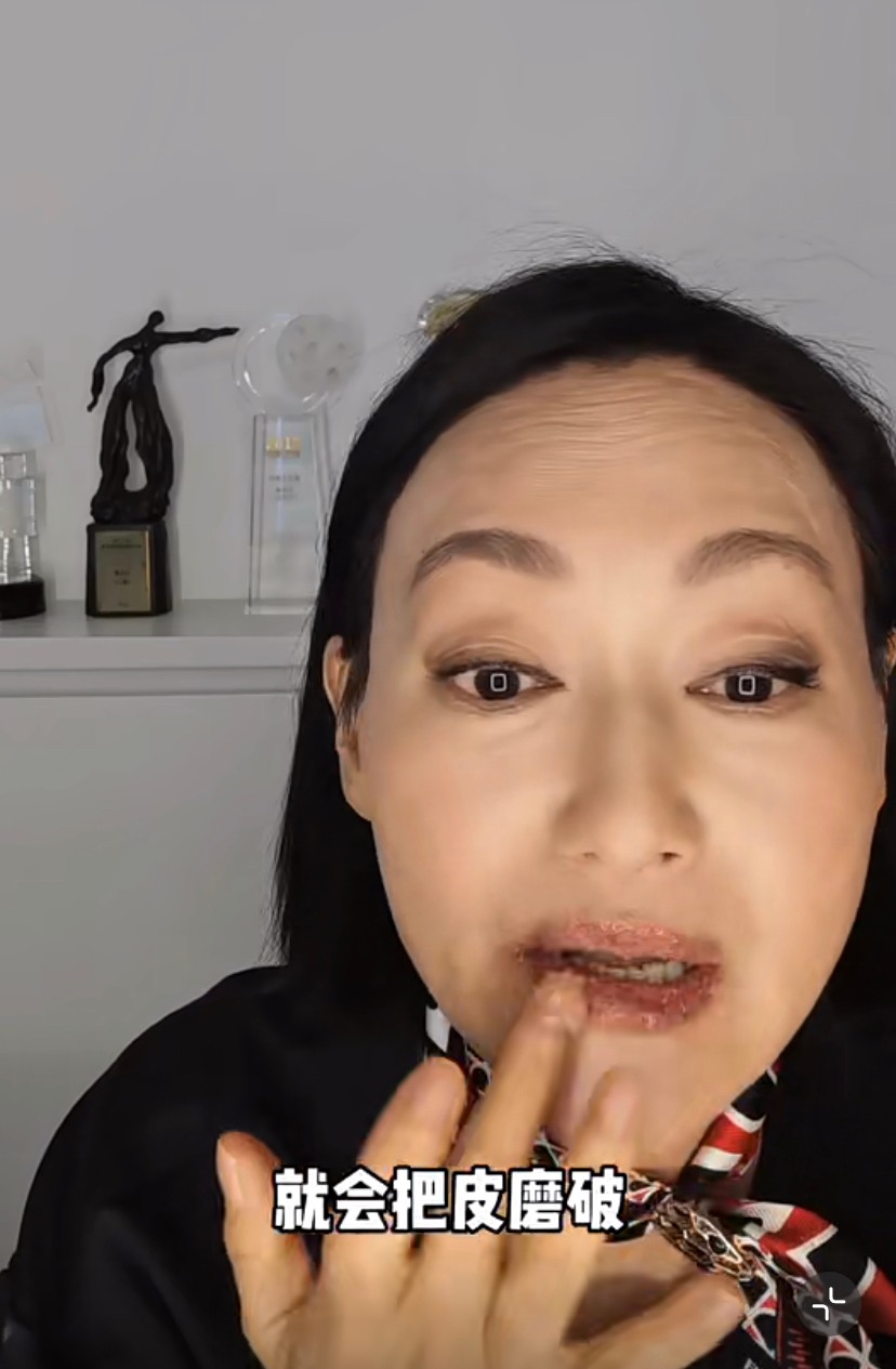 惠英紅表示椰子油非常萬能,不但能滋潤唇部,亦能改善原本的唇色。
