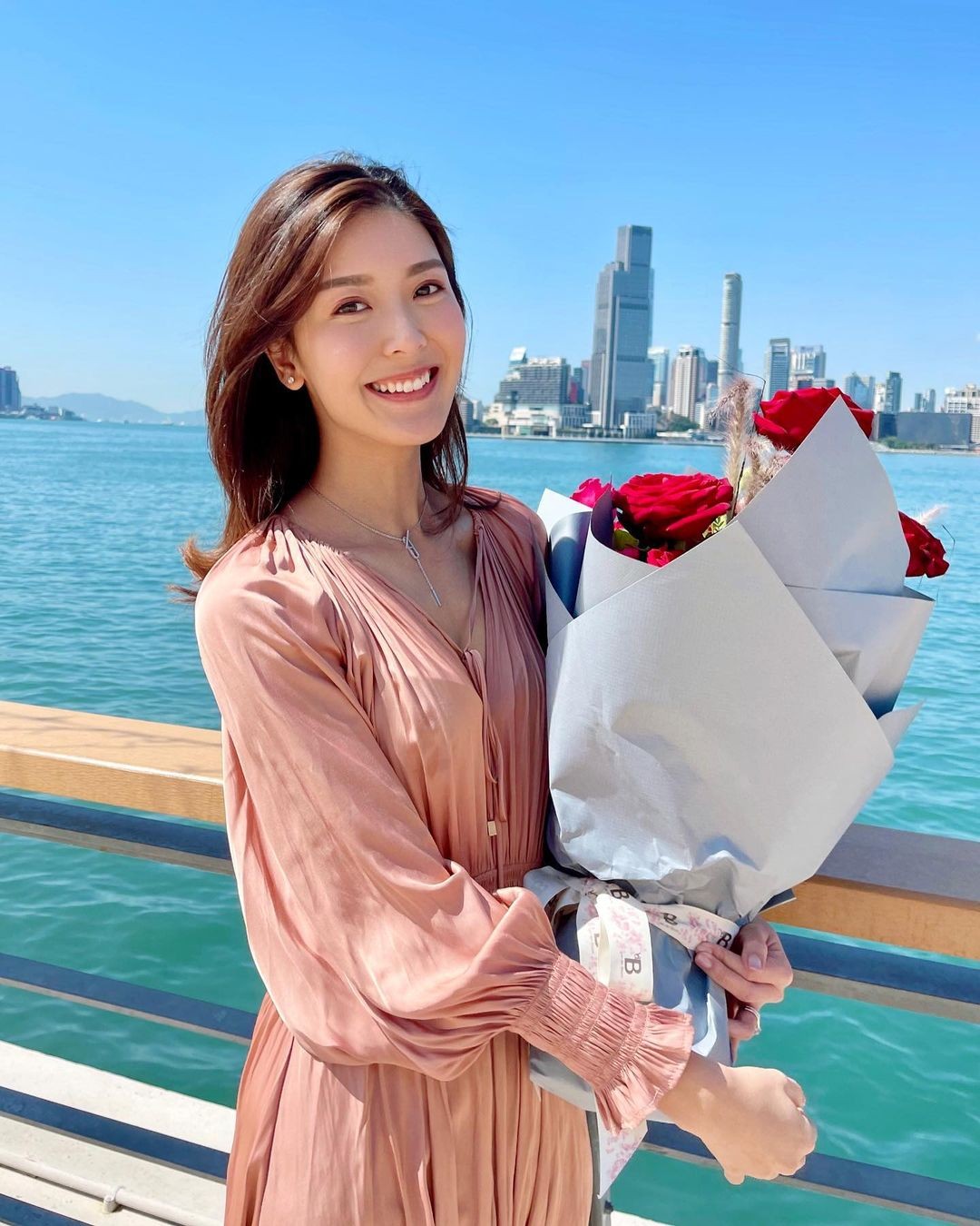 余香凝自誕下囡囡後,便專心在家相夫教女。