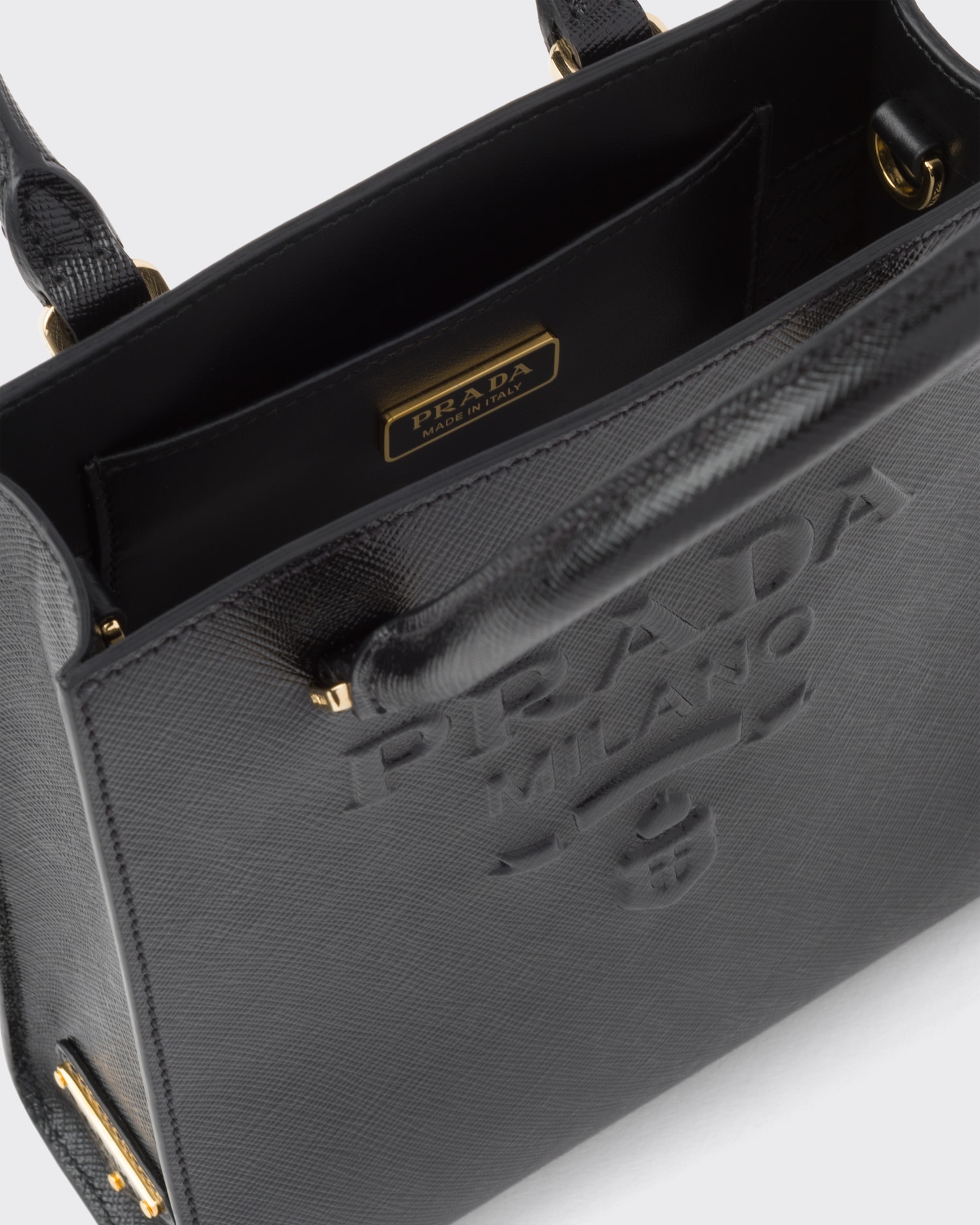 PRADA Saffiano皮革短錢包的容量也很完美。