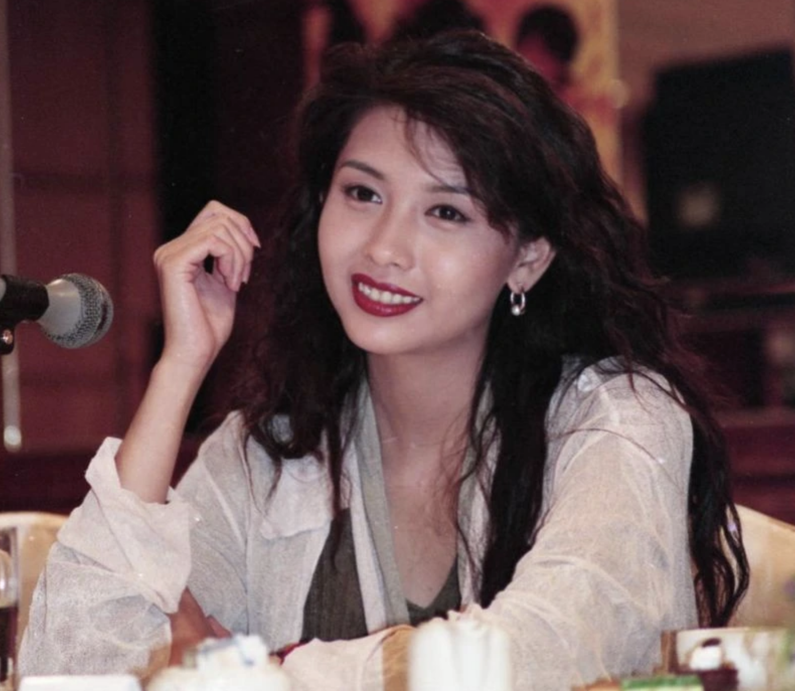 邱淑貞(豆豆)1987年參加香港小姐成為賽前大熱,惜因捲入風波而被迫退賽
