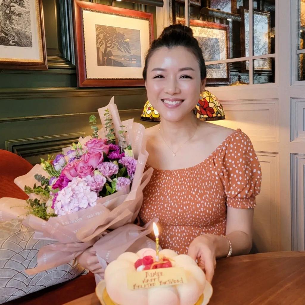 陳茵媺容光煥發,手持鮮花和蛋糕,展露燦爛笑容。而且她把頭髮盤了起來,讓本來就有點嬰兒肥的臉蛋更明顯。