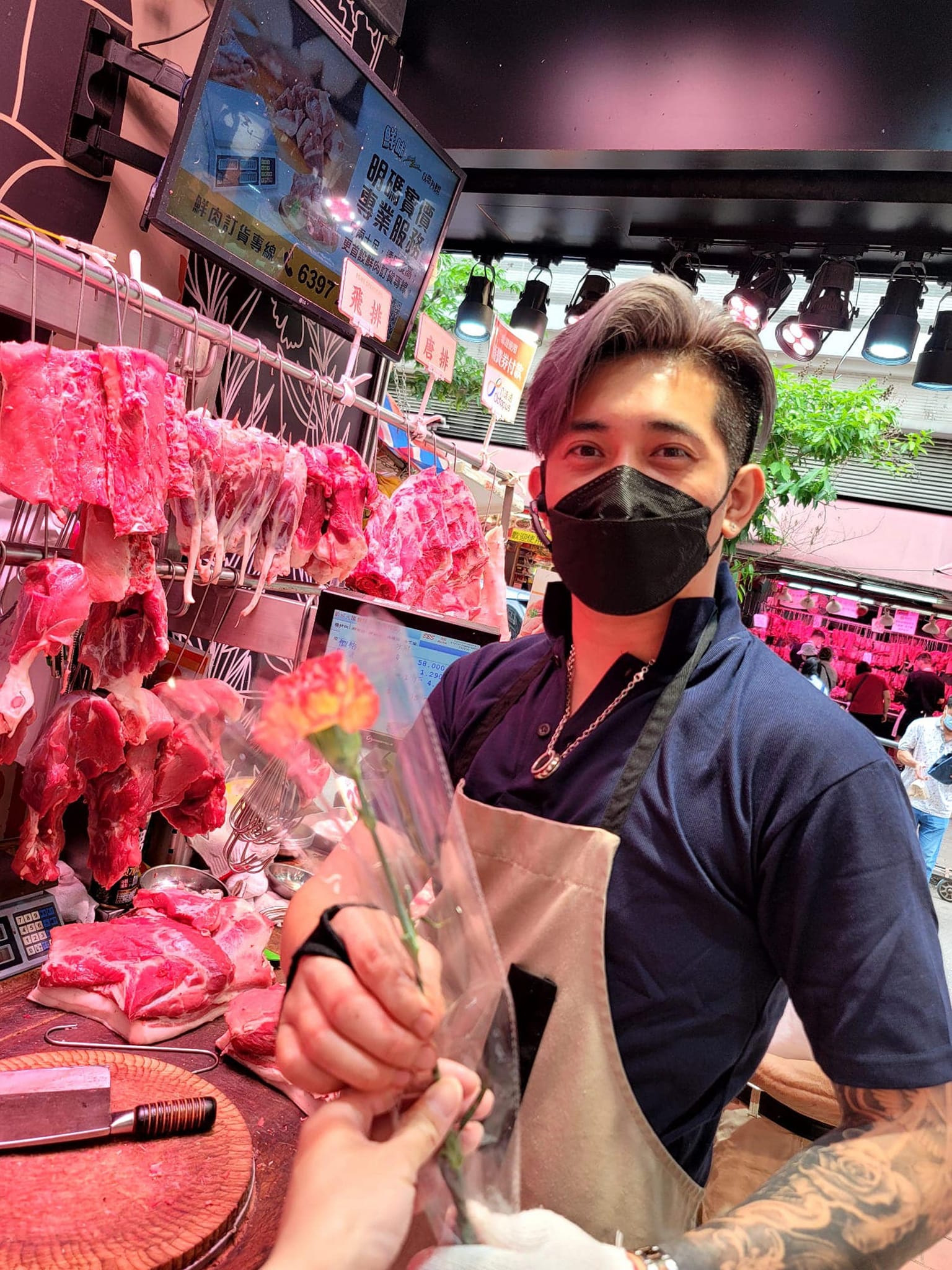 日前母親節,阿威送上鮮花給谷主。