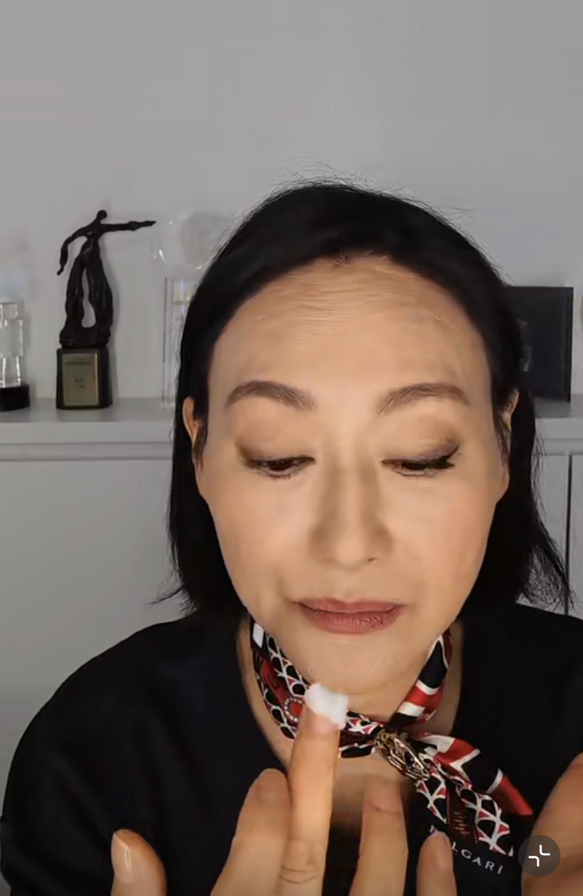 惠英紅自製天然磨沙去除唇部角質。