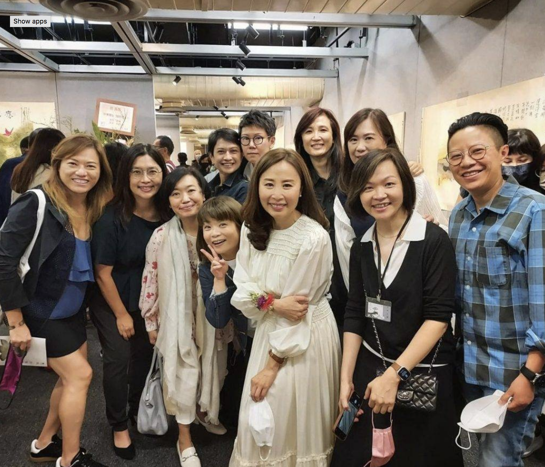 蘭茜（簡詠嫻）與一眾好友合照