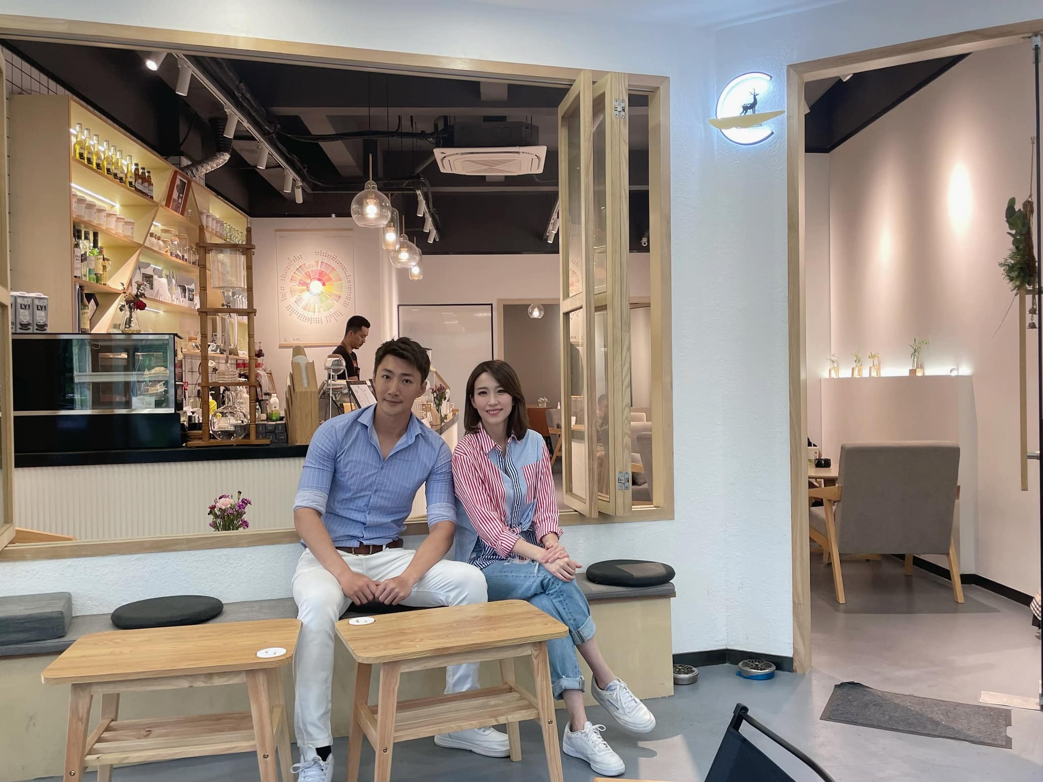 姚子羚趁空檔去探望相識多年的老友蔡淇俊