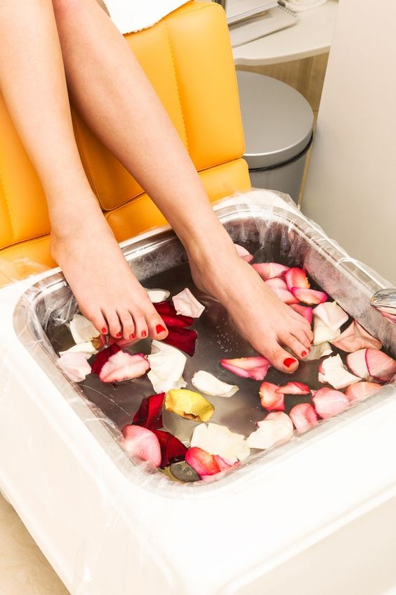 臨睡前浸腳幫助去濕氣