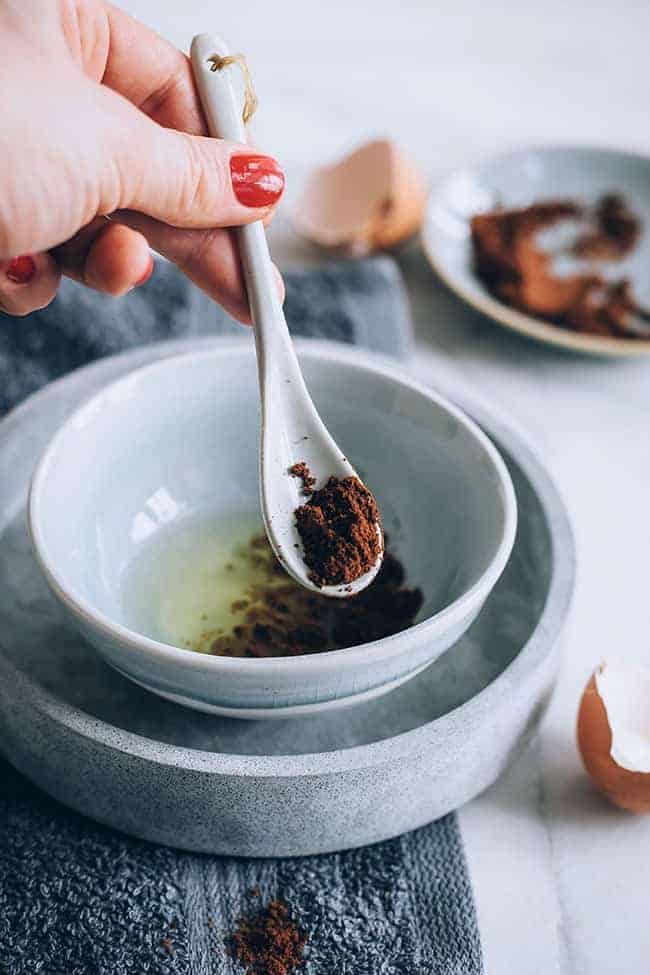 咖啡配椰子油可以用作磨砂之用。