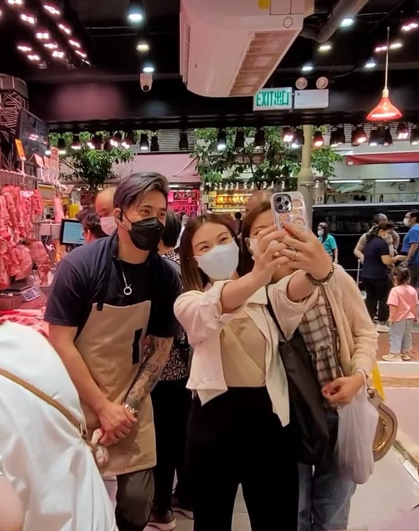 不少靚太港女特意到荃灣買豬肉,目的只為同阿威合照。