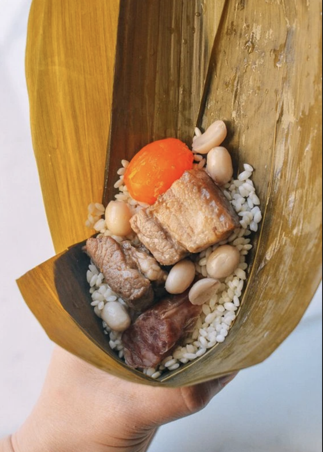 高熱量的食物包括「五花腩」、「臘肉」、金華火腿、鹹蛋黃等,這些高鈉的食物都會容易引致水腫