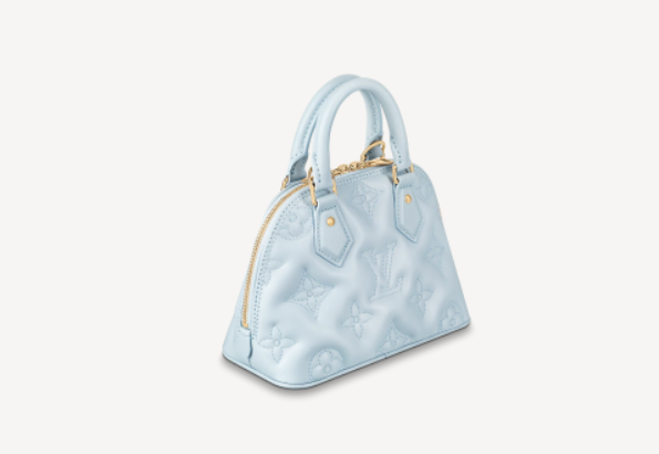 LV Alma BB手袋以縫絎小牛皮製作,袋身綴以Monogram圖案刺繡。