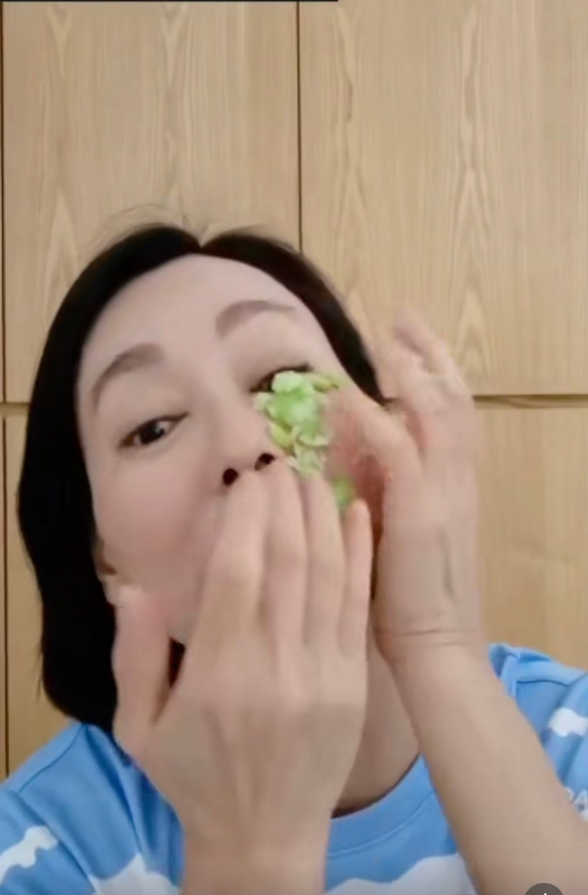 惠英紅會將青瓜打碎變成糊,然後洗乾淨臉部,再把青瓜糊敷在臉上,吸收青瓜中的水分。