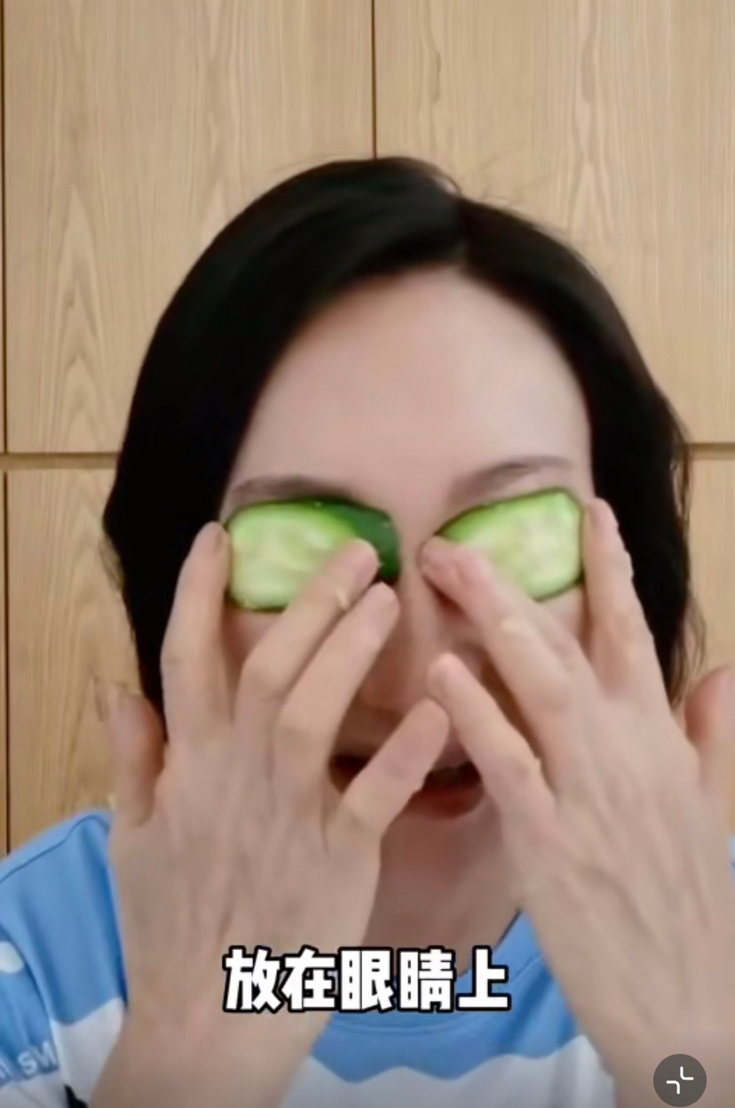 把青瓜片當眼膜敷在眼睛,有助增加水份,減少眼紋。