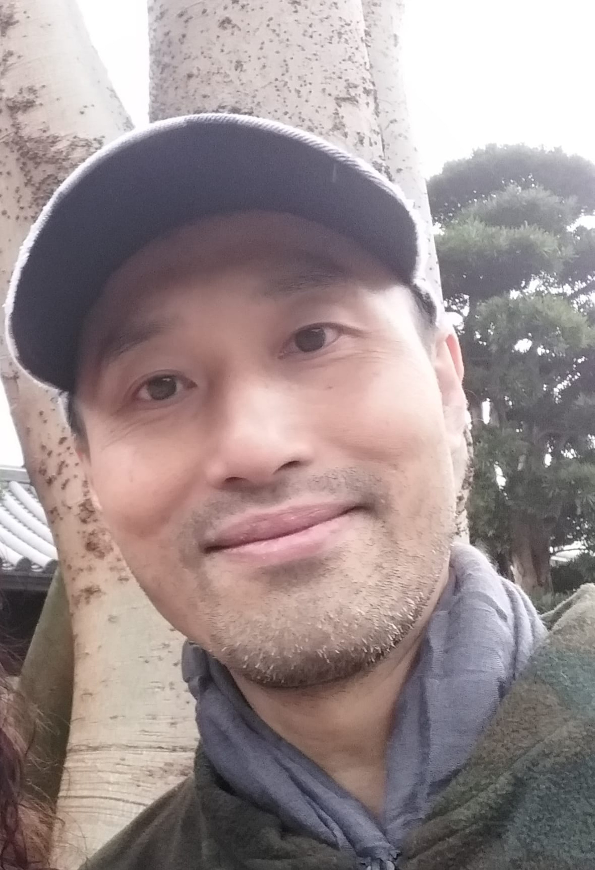 有網民在專頁上分享王偉樑的近照,相中的他戴着一頂cap帽,滿臉鬍鬚,不過精神相當好。